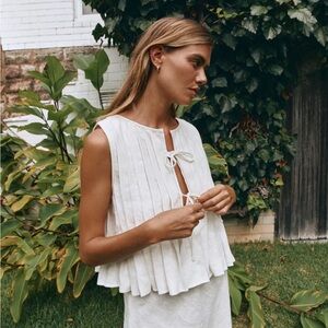 NWT- VRG GRL- VALERIA LINEN TOP WHITE - size 6 US (size 10 Aus)